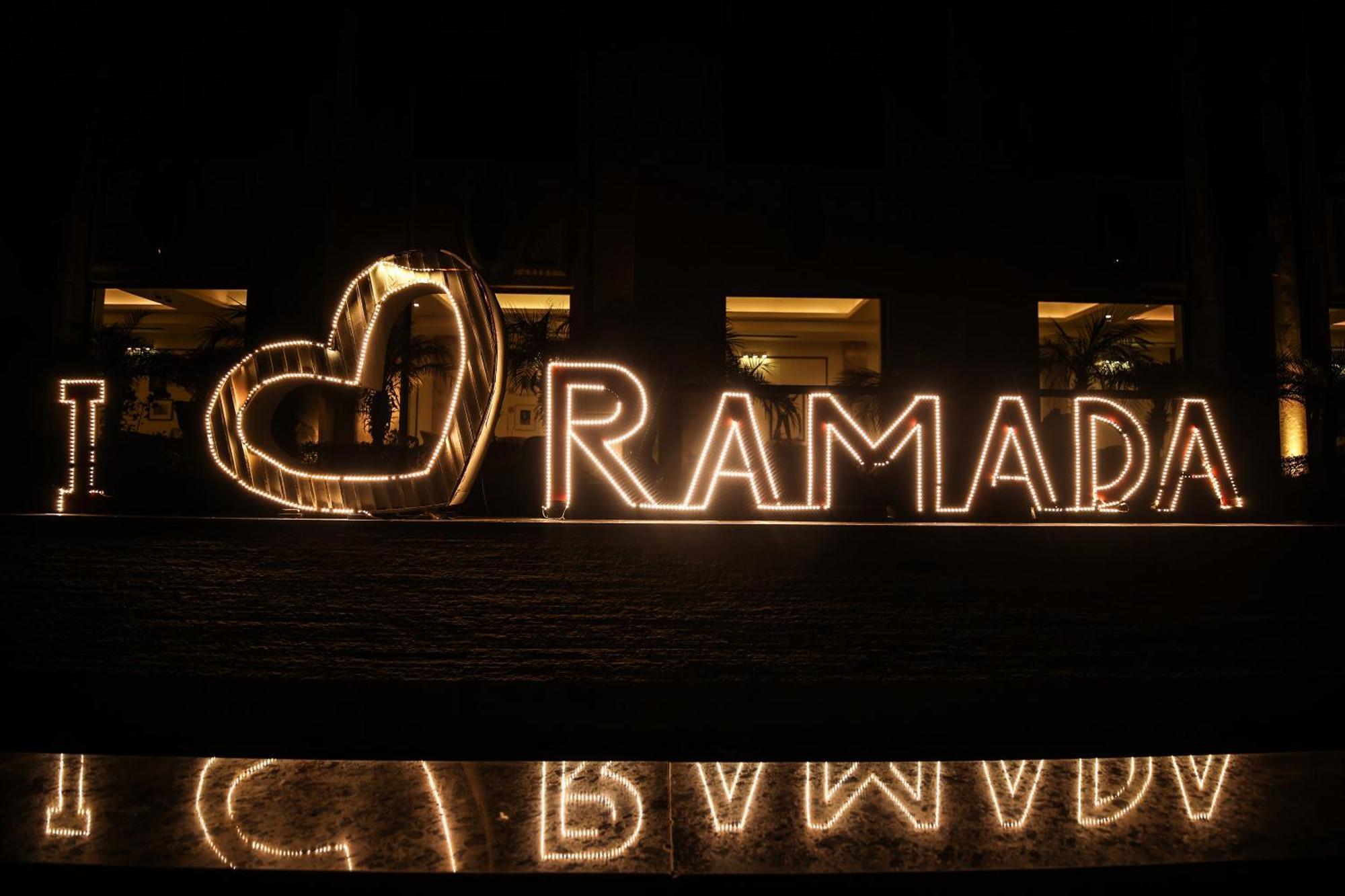 Готель Ramada Plaza By Wyndham Лакхнау Екстер'єр фото