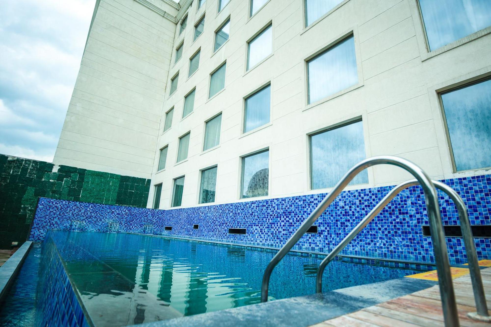 Готель Ramada Plaza By Wyndham Лакхнау Екстер'єр фото