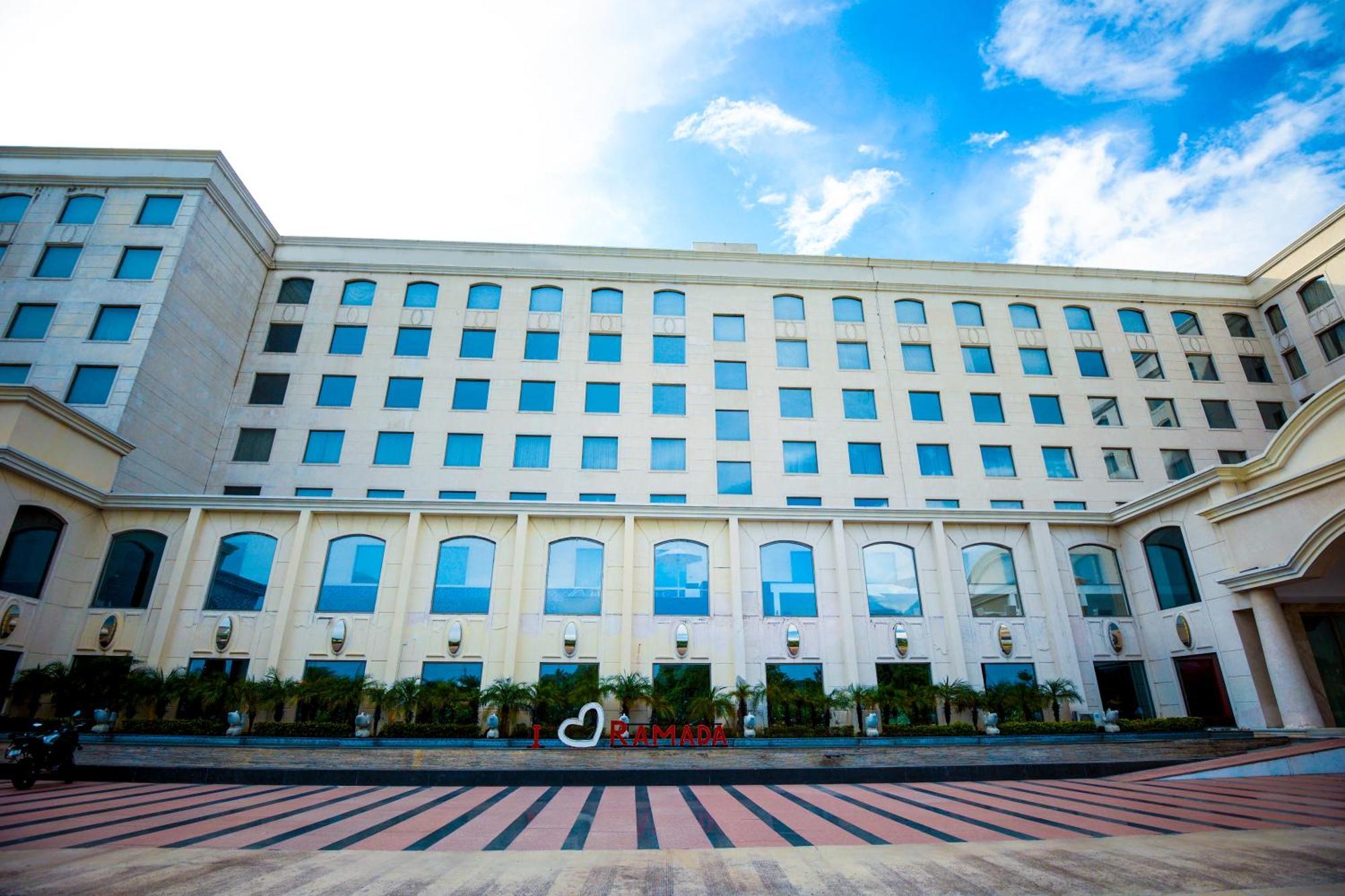 Готель Ramada Plaza By Wyndham Лакхнау Екстер'єр фото