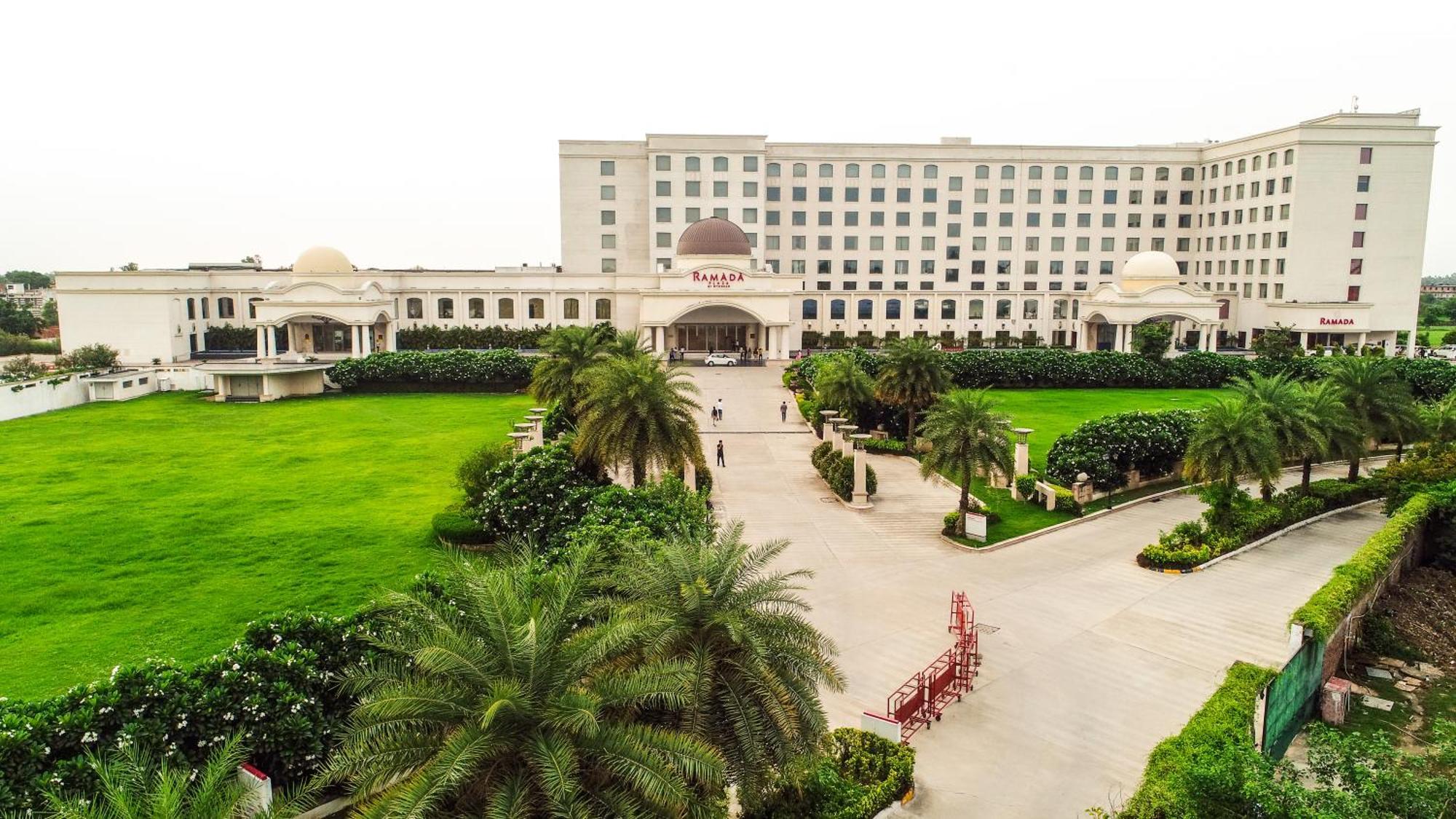 Готель Ramada Plaza By Wyndham Лакхнау Екстер'єр фото