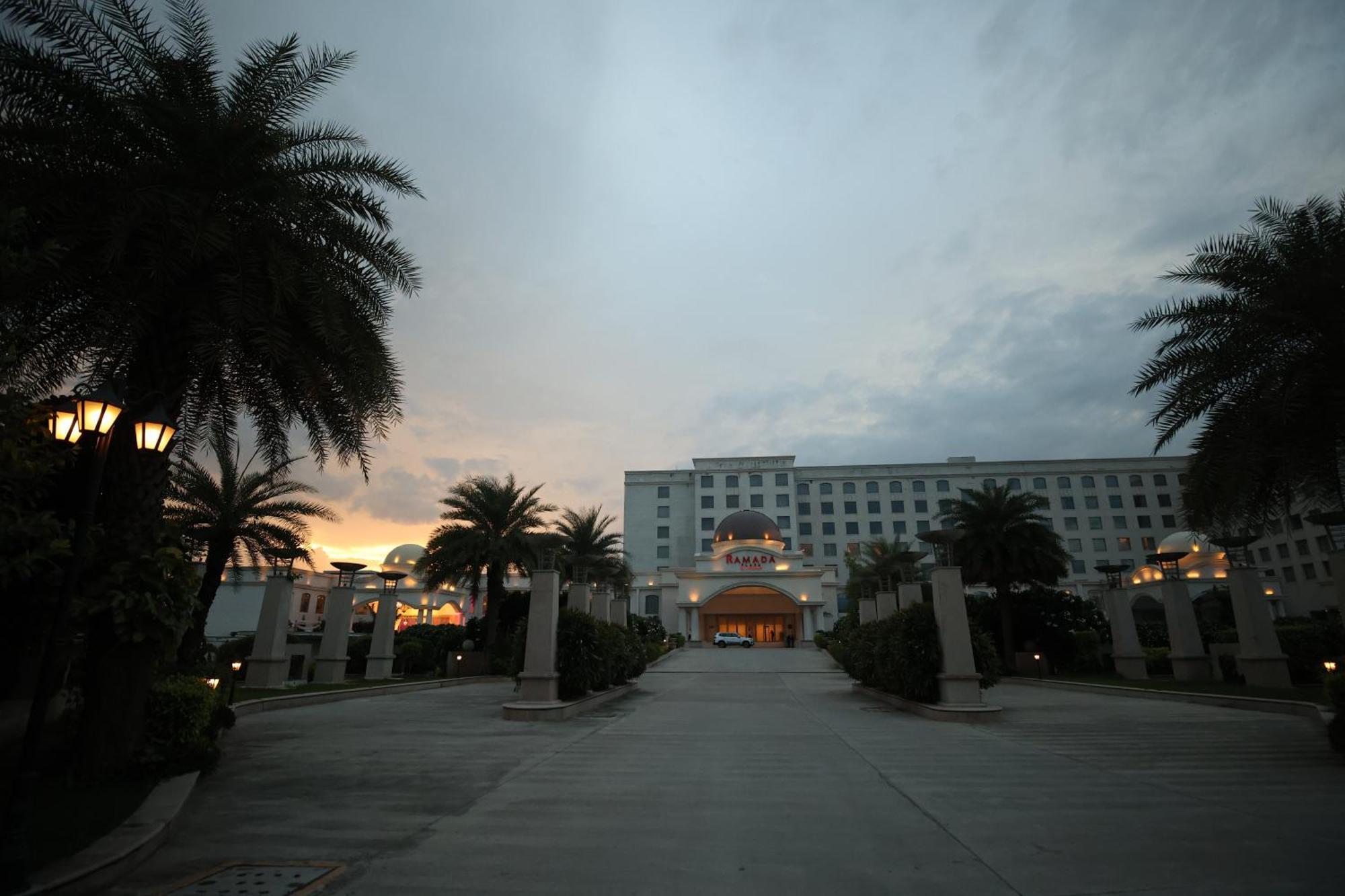 Готель Ramada Plaza By Wyndham Лакхнау Екстер'єр фото