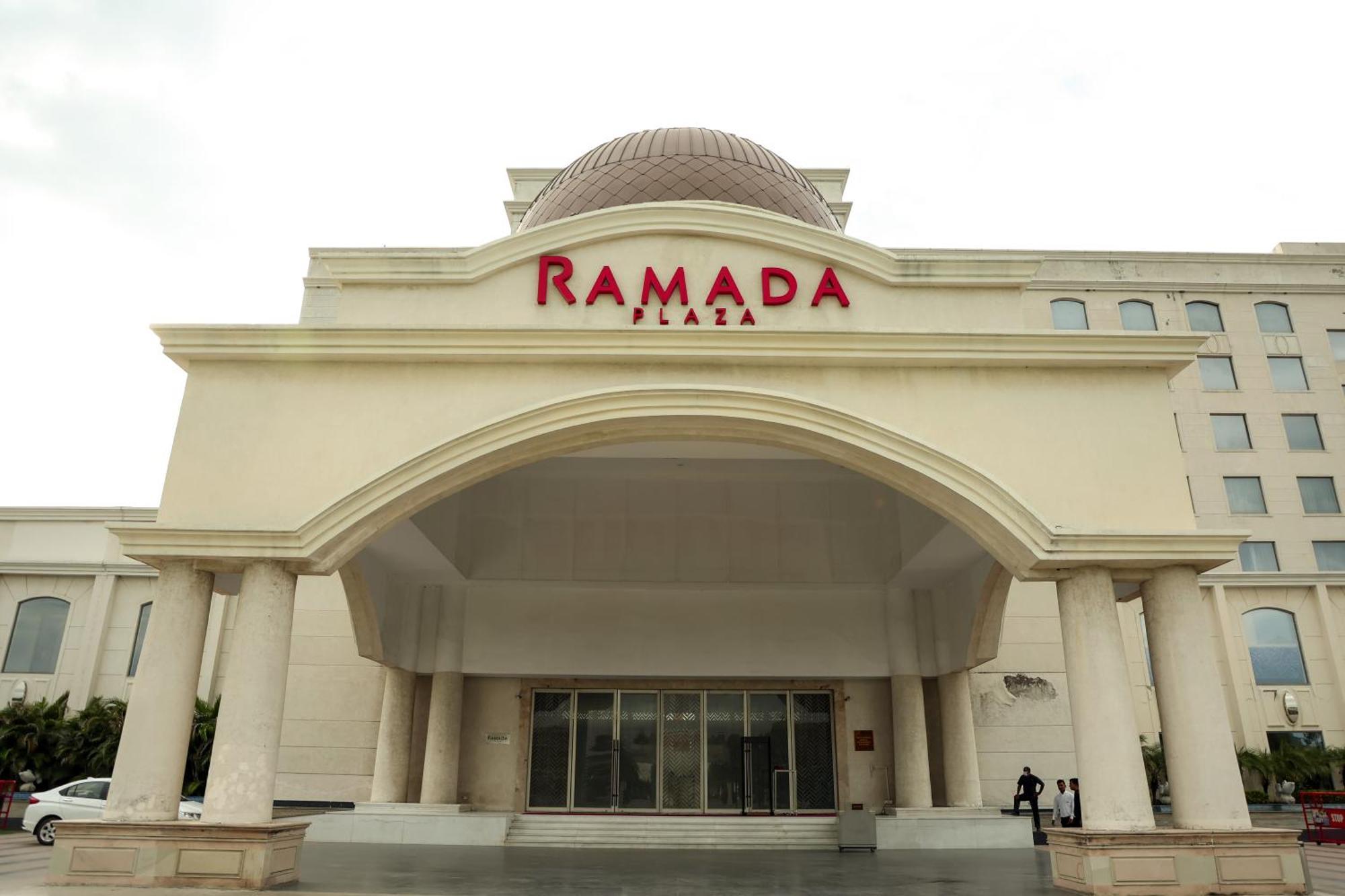 Готель Ramada Plaza By Wyndham Лакхнау Екстер'єр фото