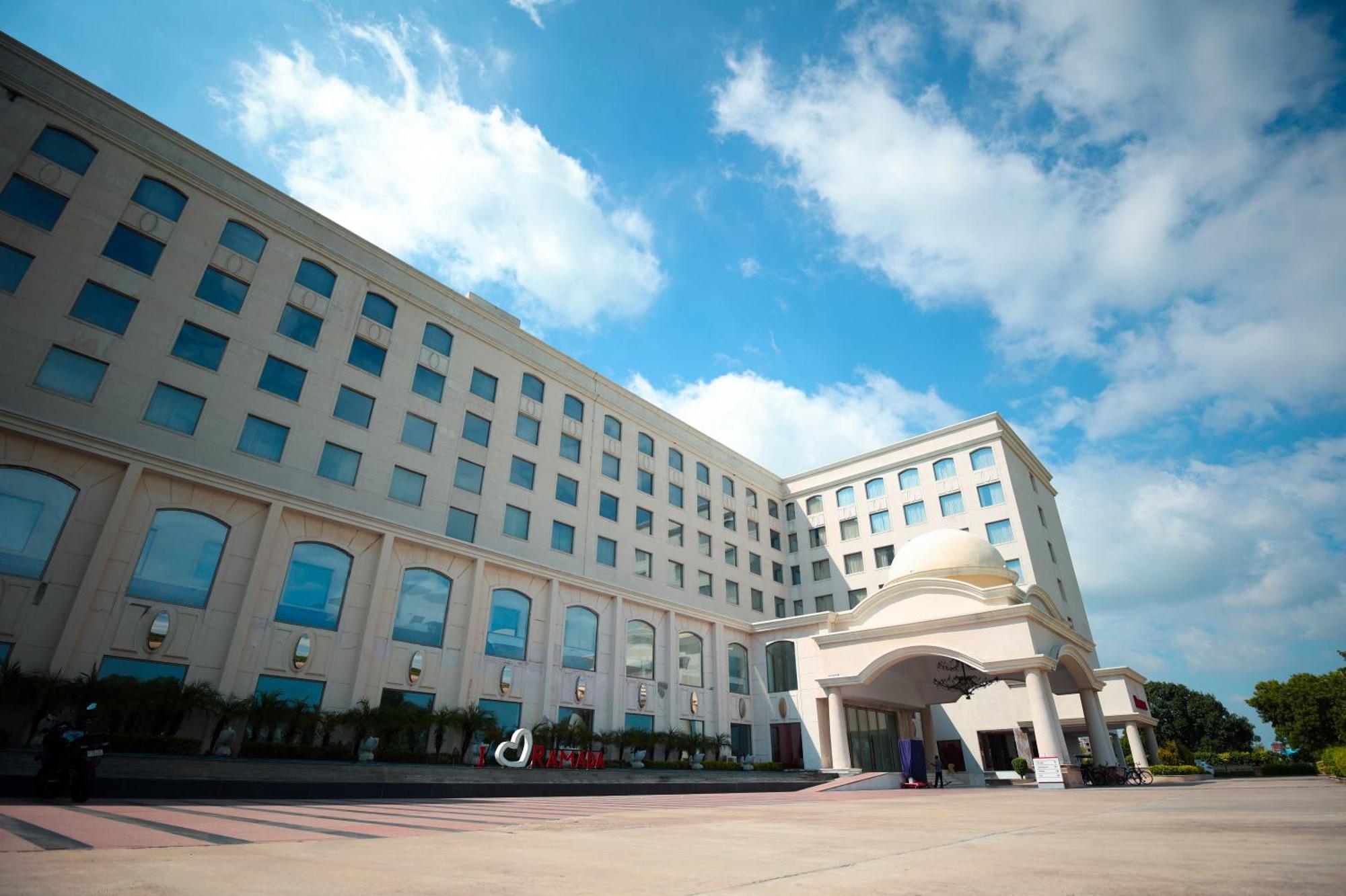 Готель Ramada Plaza By Wyndham Лакхнау Екстер'єр фото